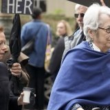 Jessica Leeds (à droite) arrive au tribunal pour témoigner contre Donald Trump.